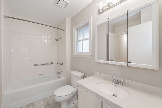 Building Photo - Prime Location in Overton West! Spacious D...