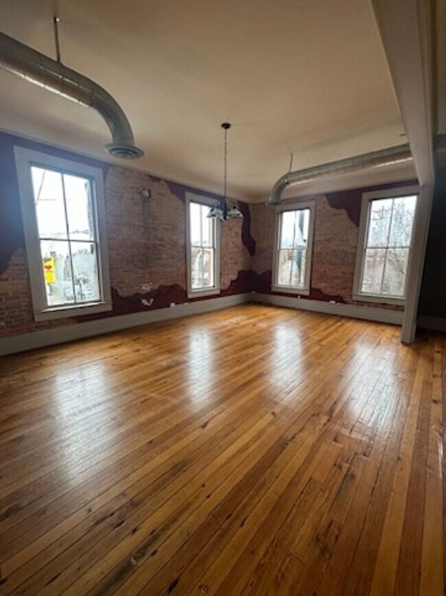 Building Photo - 100 N Main St