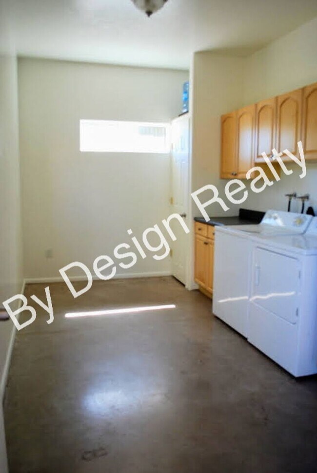 Building Photo - Mountain Ave 3 Bed 2 Bath Home - Contemporary Block Construction