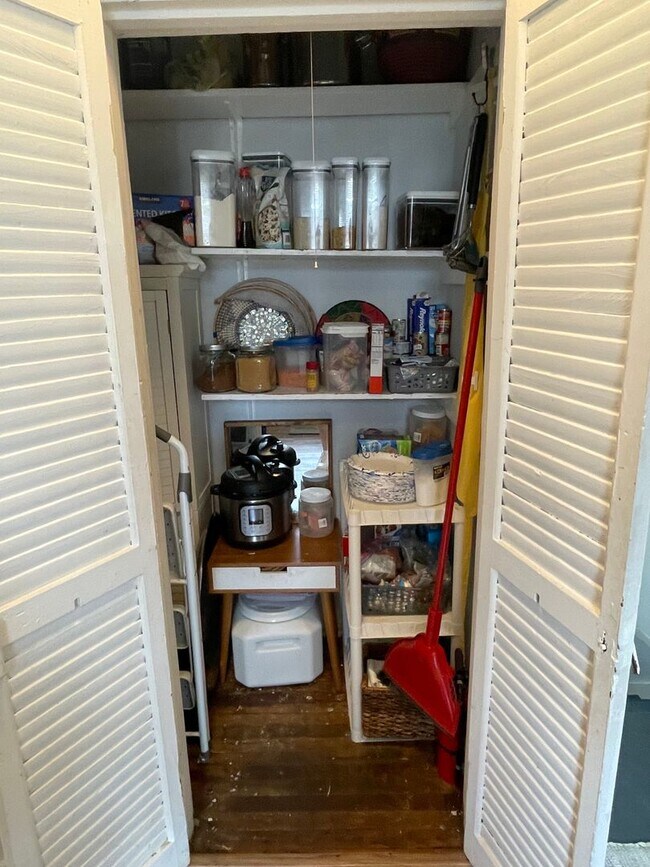 Building Photo - Gorgeous 3BD Apartment above commercial space ON MAPLE ST
