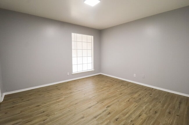 Building Photo - 2 Bed | 2 Bath in Central Tulsa!