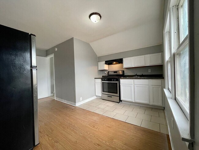 Primary Photo - 98 Manitoba Ave W