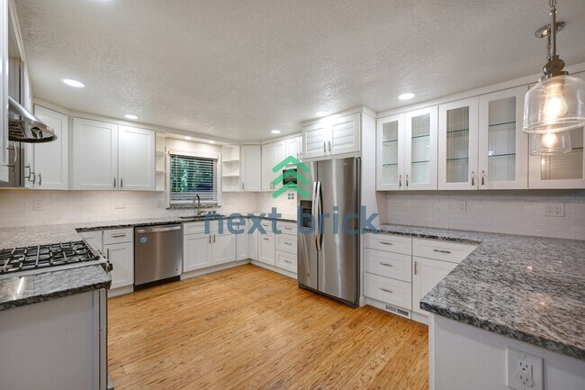 Building Photo - Spacious 5-Bedroom Haven with 3 Full Baths in Redmond – Your Dream Home Awaits!