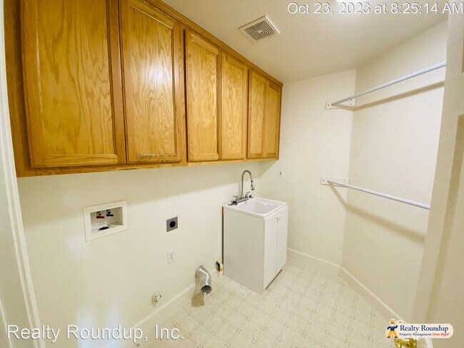 Building Photo - 4 br, 3 bath House - 6230 Ravenna Way