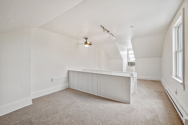 Building Photo - 2 bed 1 bath with fresh updates - great location, fenced in yard