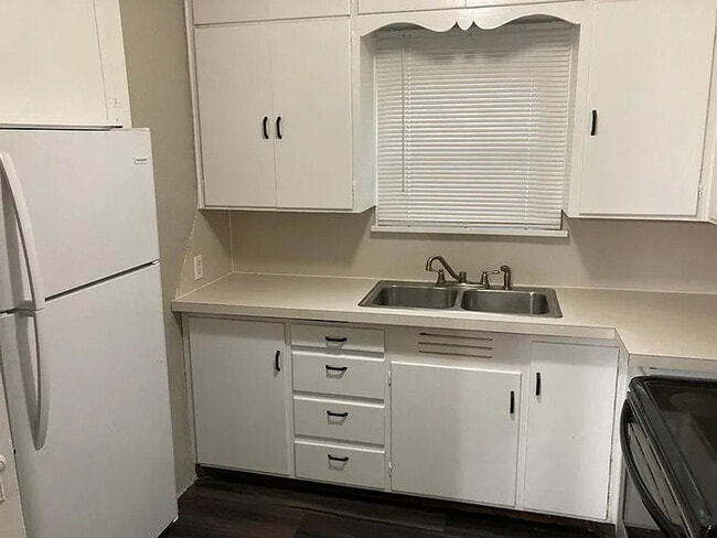 Building Photo - 3 bed 1 bath home for rent