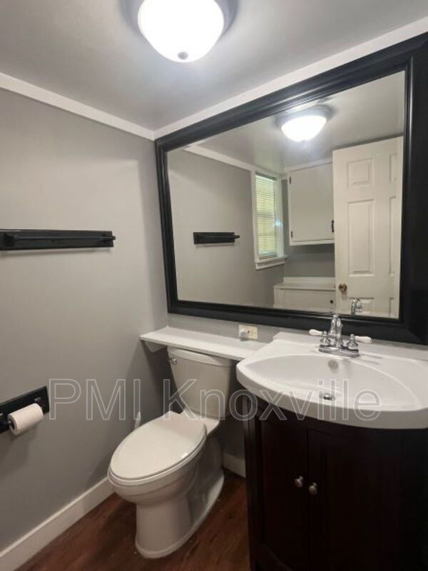 Building Photo - 612 W Meadecrest Dr