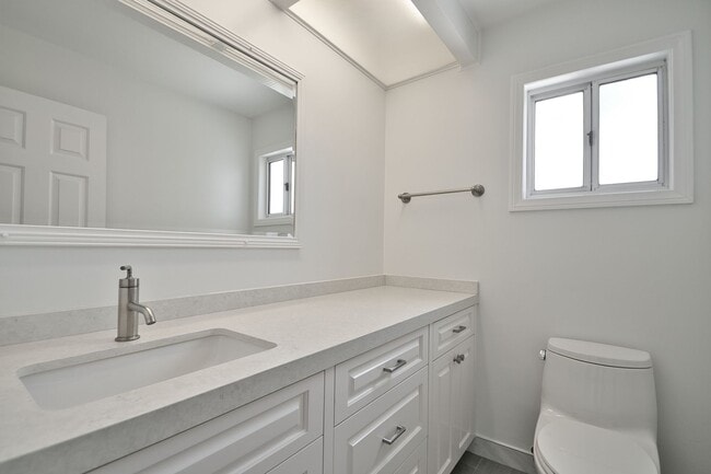Building Photo - 4 Bed 2.5 Bath Home in Hermosa Beach For L...