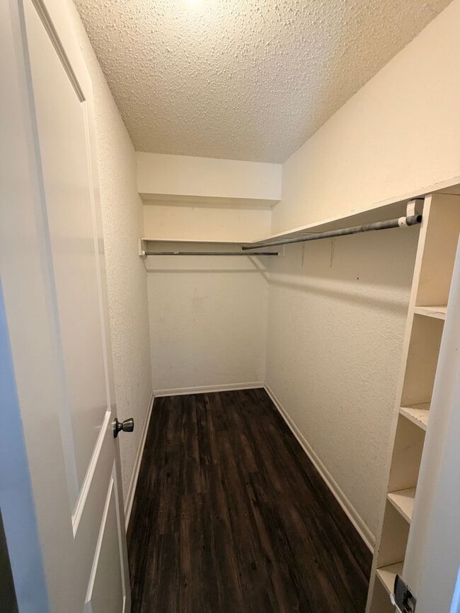 Building Photo - Don't miss out! Large 2/2 apartment