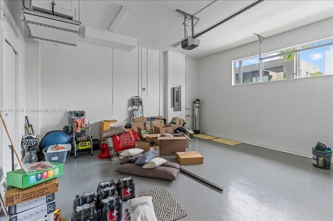 Building Photo - 7440 NW 100th Ct