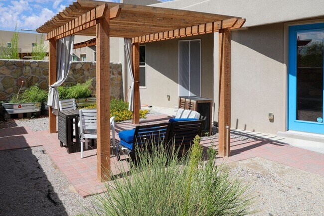 Building Photo - 2 Bed, 2 Bath Townhome