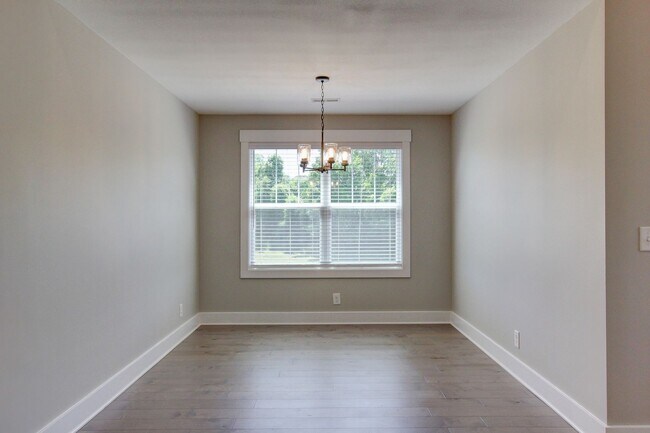 Building Photo - Fresh and Clean 3 bed/2 bath minutes from Exit 8.  Show Stopper!