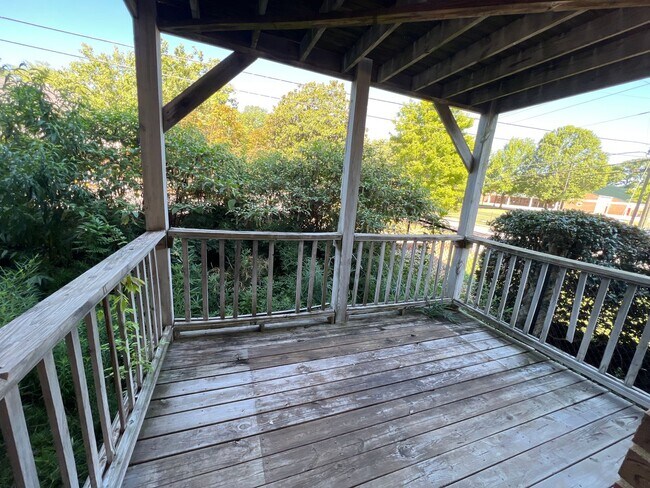 Building Photo - 2 Bedroom Community on the Corner of Baxte...