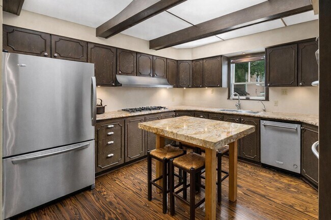 Building Photo - 1651 Cortlandt St