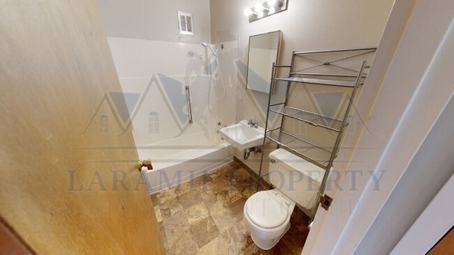 Building Photo - 415 S 26th St