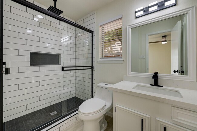 Building Photo - 5519 Sheraton Oaks Dr