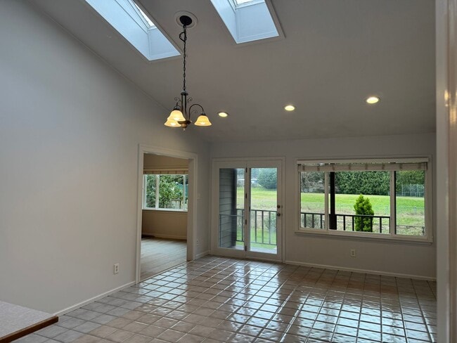 Building Photo - CLICK "REQUEST A TOUR" NOW!