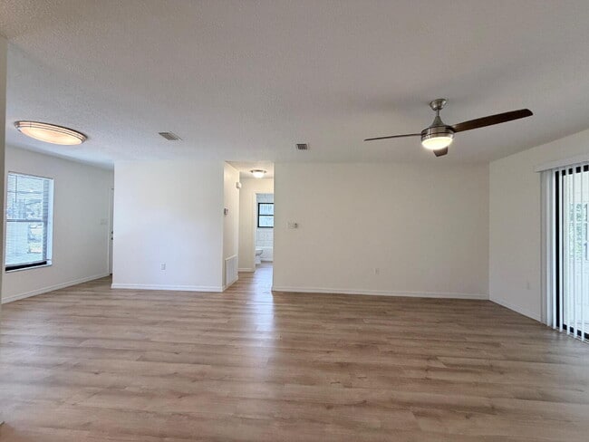 Building Photo - Available Now | Move-In Ready Rental in SE Ocala/Silversprings Shores