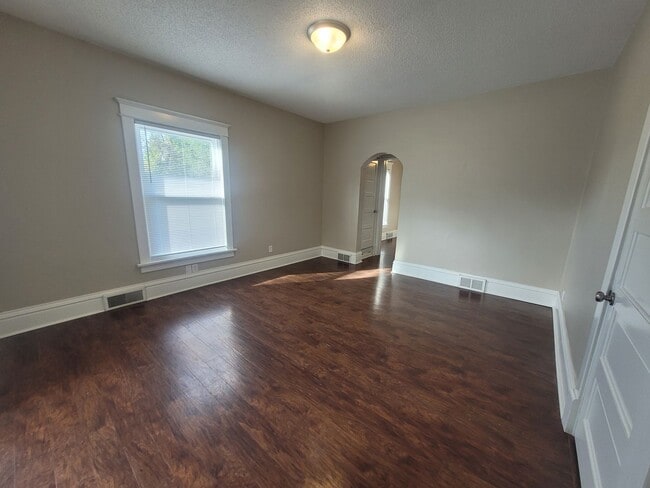 Building Photo - 6 Bedroom Home with large yard, washer/dry...