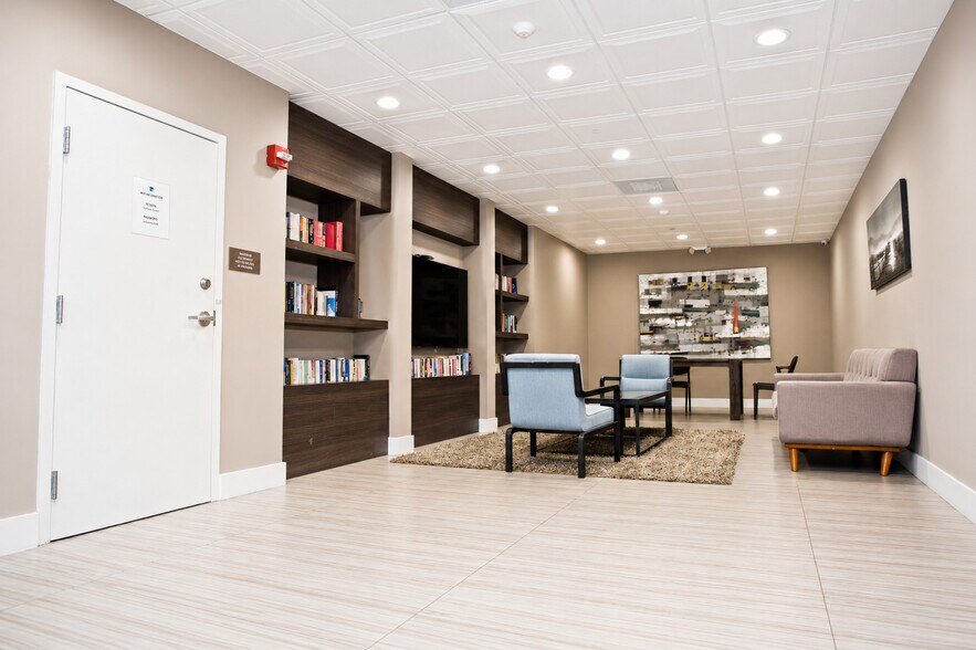 Building Photo - 3675 N Country Club Dr