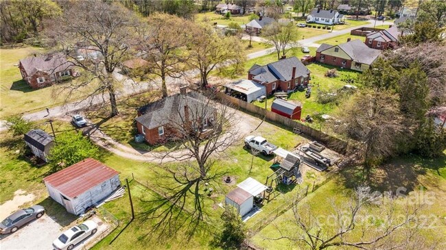 Building Photo - Charming brick home in a quiet neighborhood