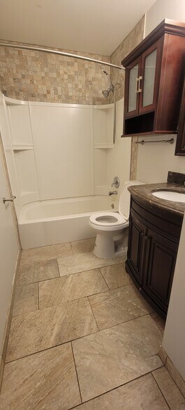 Building Photo - 4053 Oak Tree Ln