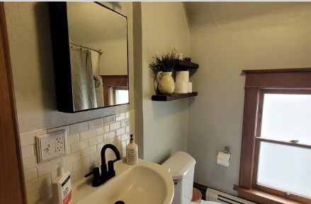 Second floor bathroom with bathtub - 1121 6th St S