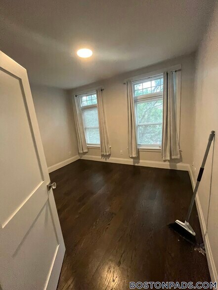 Building Photo - 7 Strathmore Rd