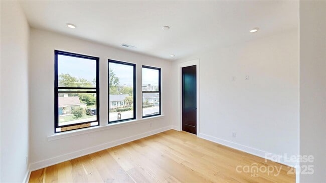 Building Photo - 313 E Peterson Dr