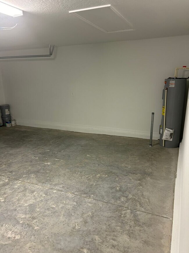 Building Photo - ****PRICE REDUCTION****    Ready for immed...