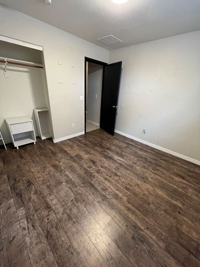 Building Photo - HOUSE FOR RENT