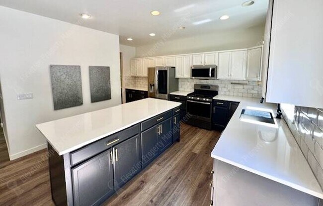Building Photo - Beautifully updated 3 BR on west side of Bend