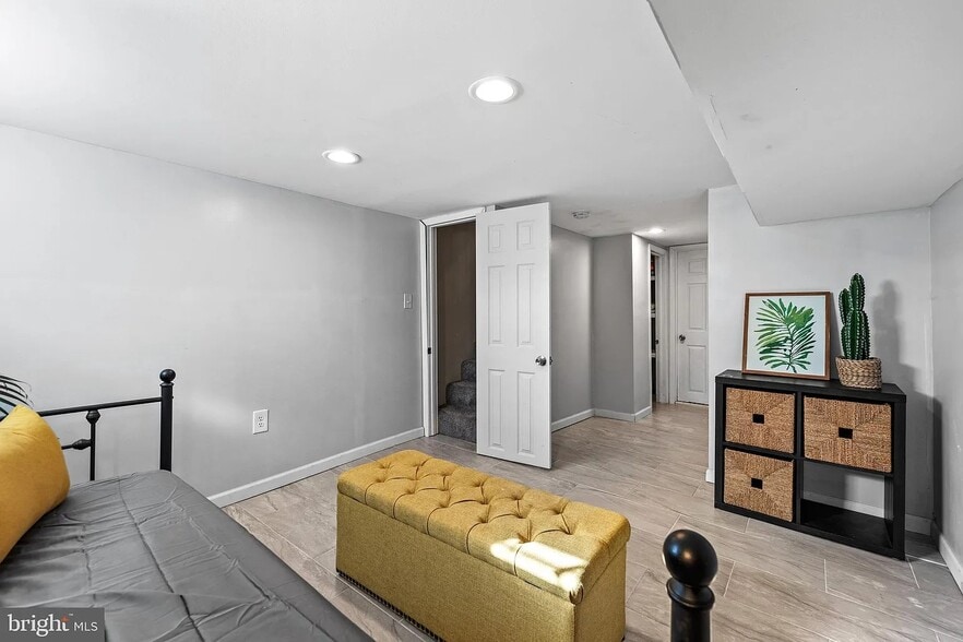 Building Photo - 926 W Pratt St