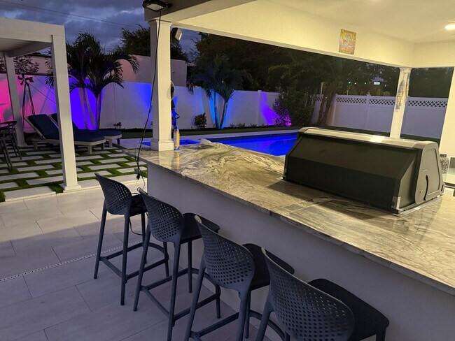 Building Photo - 1637 SE 1st St