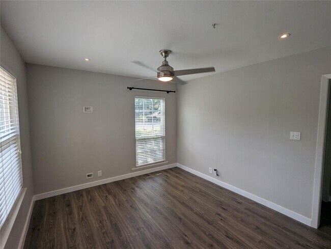 Building Photo - 5806 Glenhollow Path