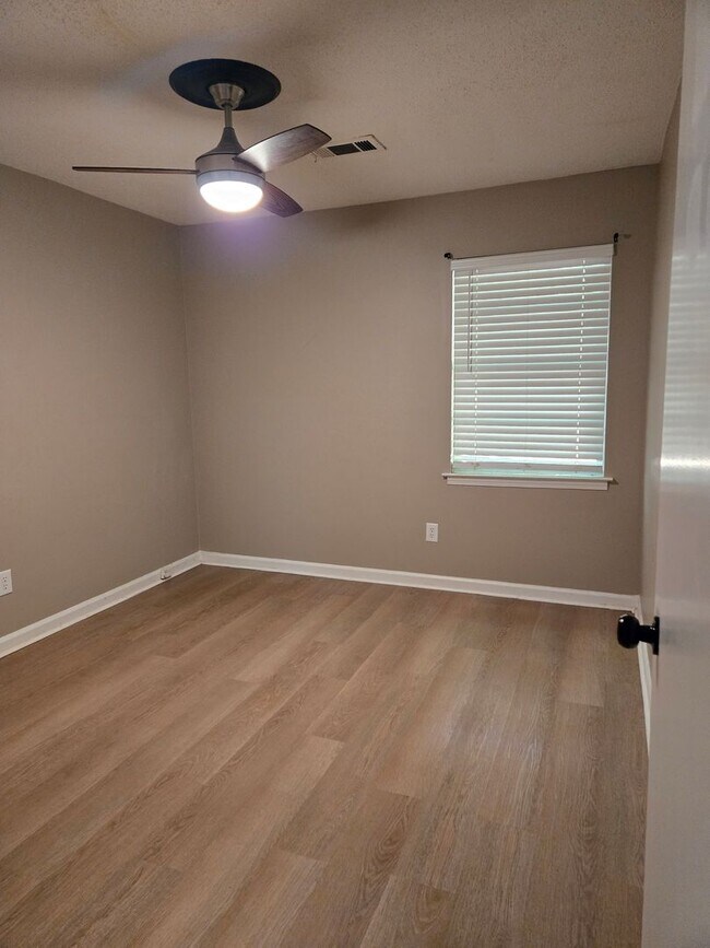 Building Photo - MOVE-IN SPECIAL 1/2 OFF 1ST MONTH'S RENT!!