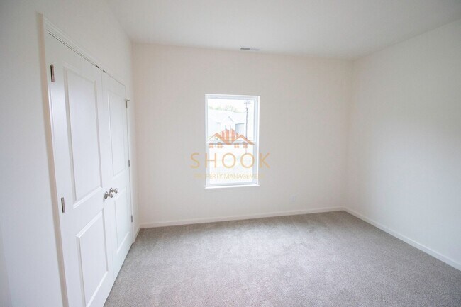 Building Photo - MODERN 3BR HOME IN BLACKTHORNE