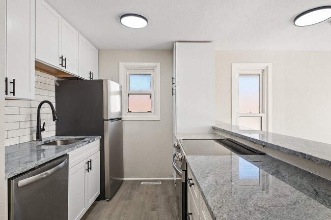 Building Photo - 2-Bedroom Gem with Granite Countertops Available in May