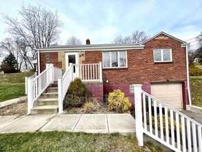 Building Photo - 19 Kenwood Dr