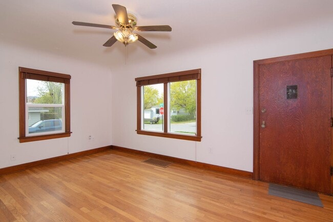 Building Photo - Fully updated 2 Bed 1 Bath Valley home.  H...