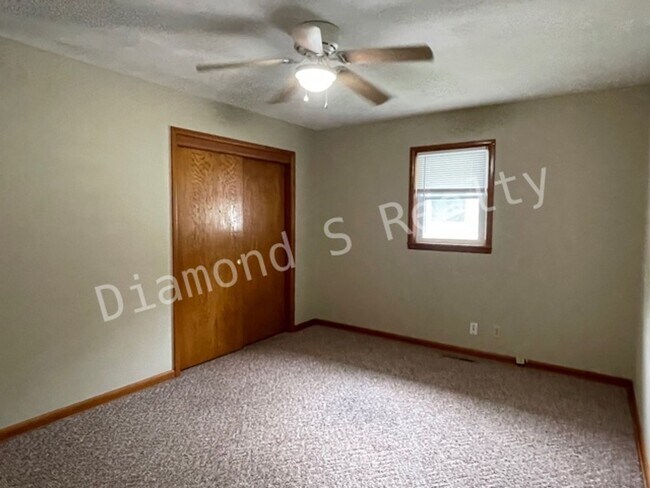 Building Photo - Adorable 2 Bedroom Available Now!