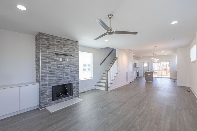 Building Photo - 3 Bed 2.5 Bath Single-Family Urban Home