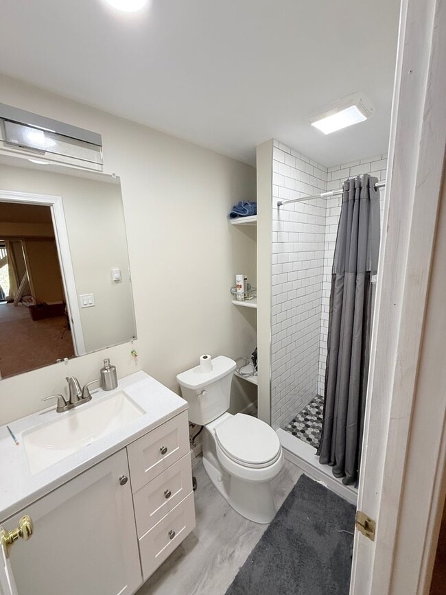 Building Photo - Farmington Woods Professional Townhouse Condo