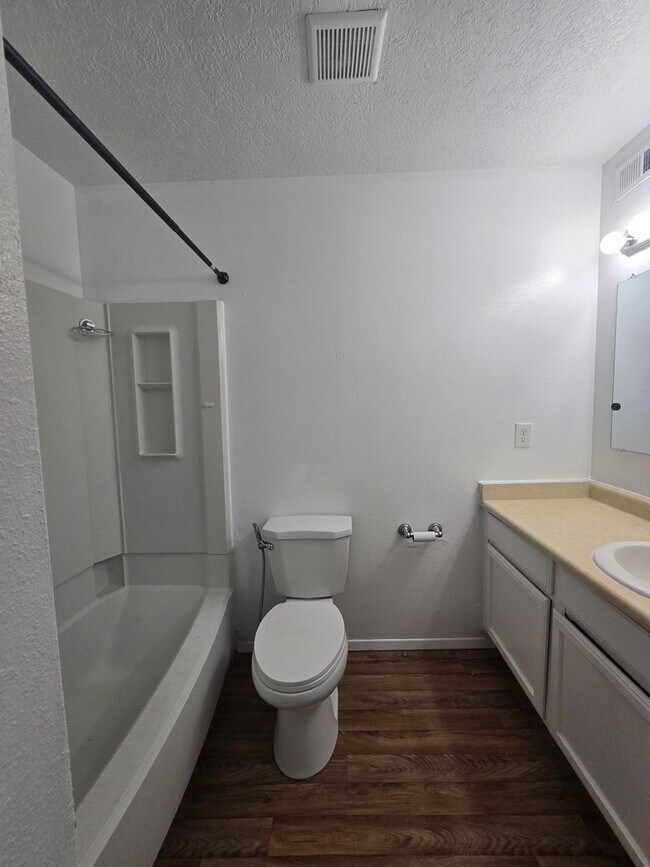 Building Photo - 2 bedroom unit near UNM