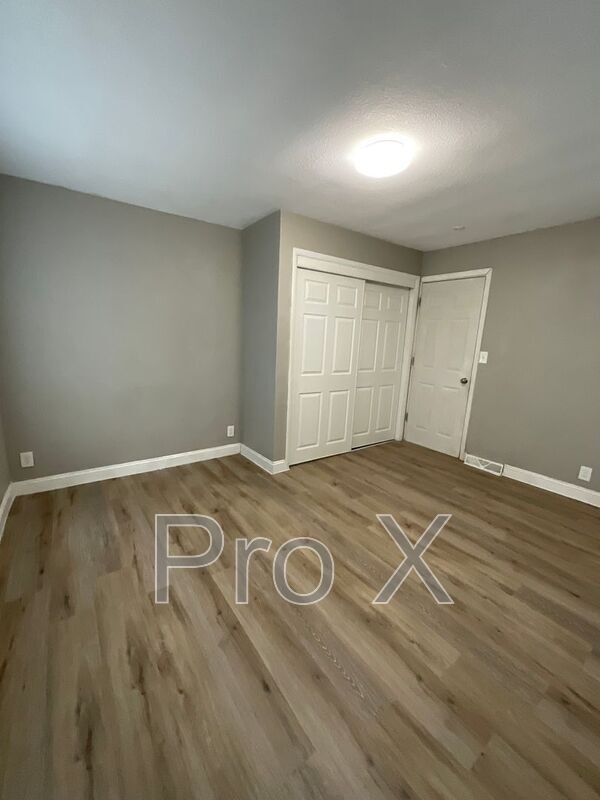 Building Photo - 502 W 9th St