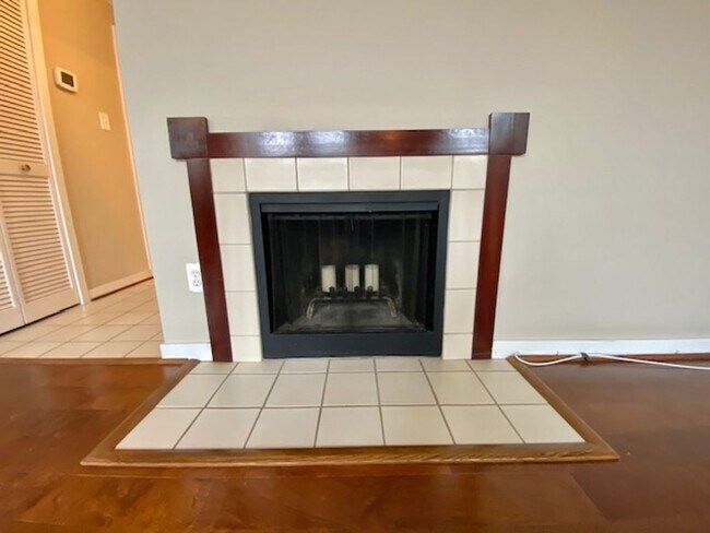 Building Photo - Dupont - West End Fabulous studio with decorative Fireplace & W/D
