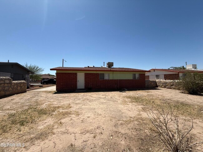 Building Photo - 955 Versailles Dr