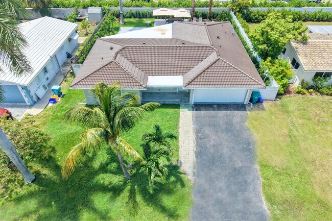 Building Photo - 632 Las Palmas Park