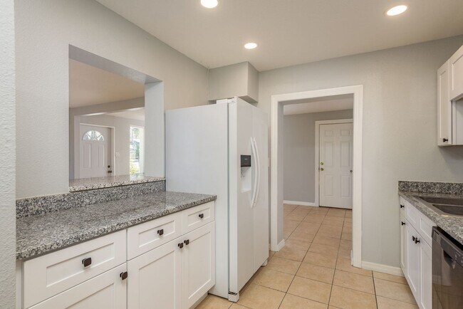 Building Photo - Renovated Home near the Beaches