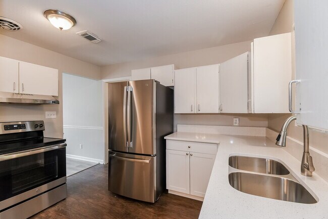 Building Photo - 2123 Patou Dr W